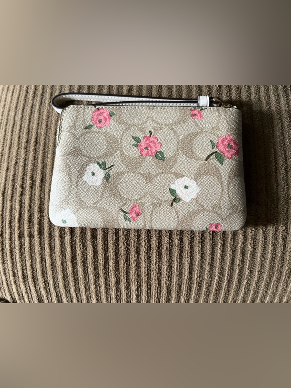 Coach Corner Zip Wristlet
In Signature Canvas With Floral Print NWT - Picture 2 of 5